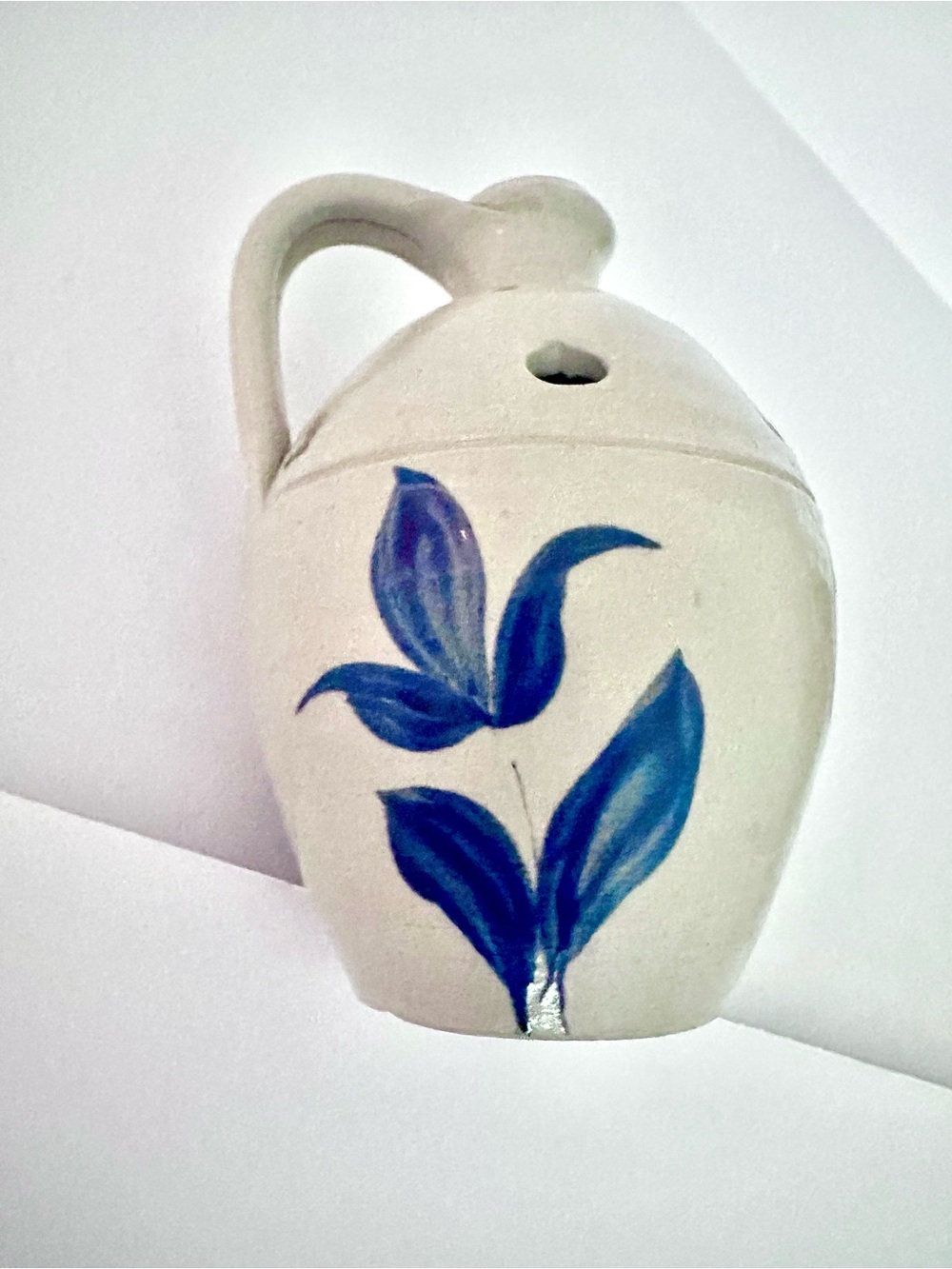 Williamsburg Pottery salt glazed mini jug bud vase blue floral/leaf 5in - Picture 4 of 10